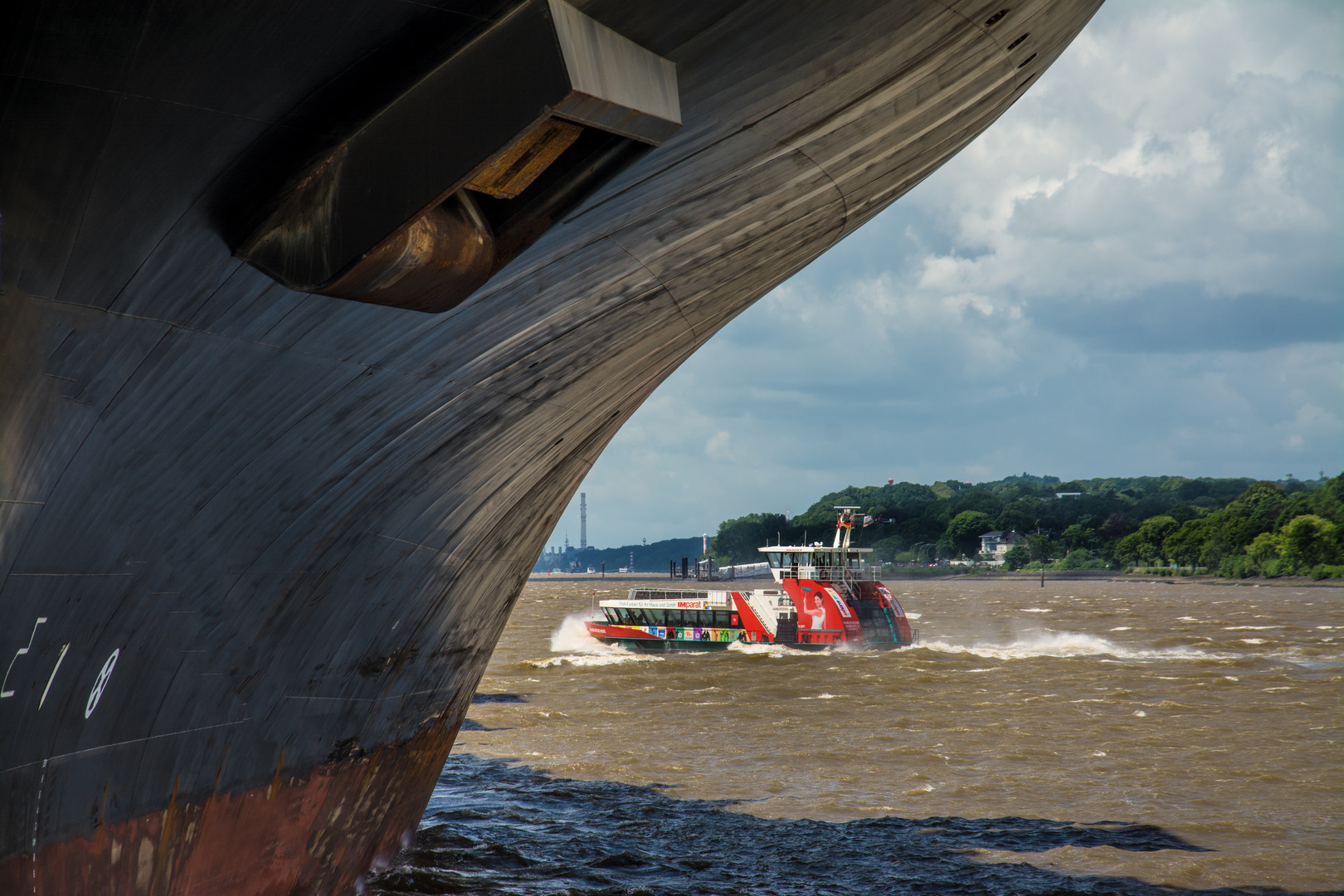 Die Hafenfähre und der Containerriese