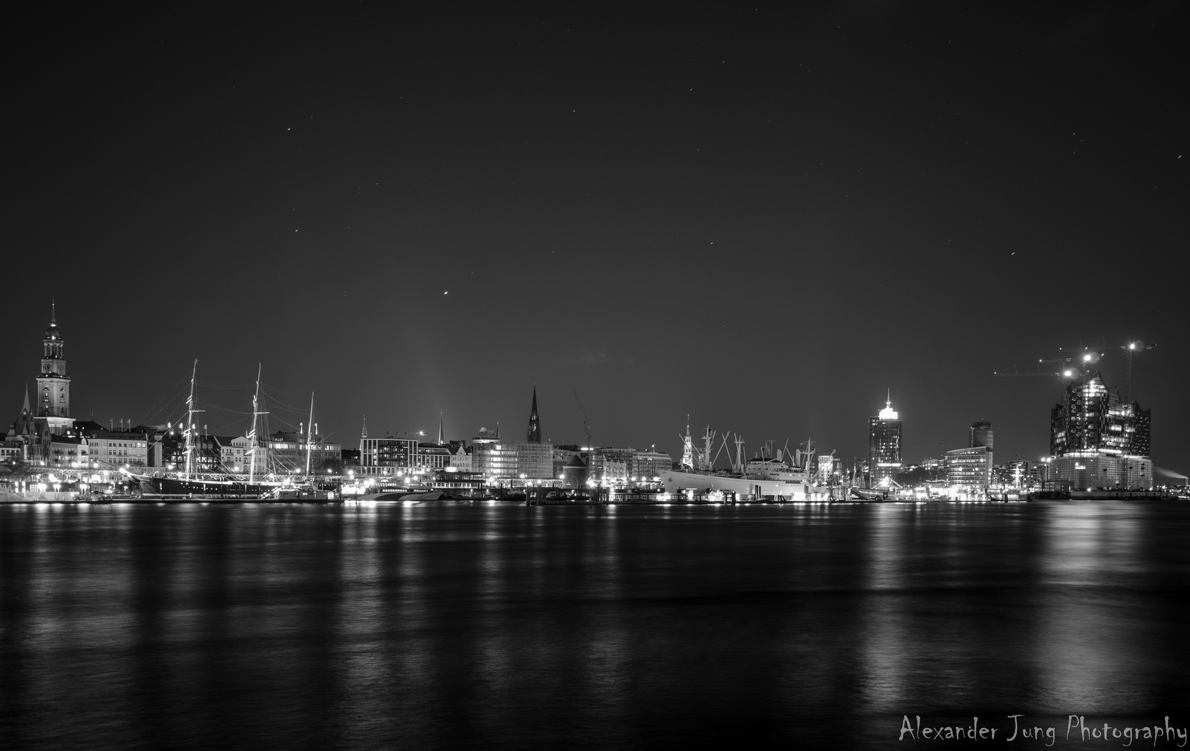 Die Hafenskyline von Hamburg mit Sternen