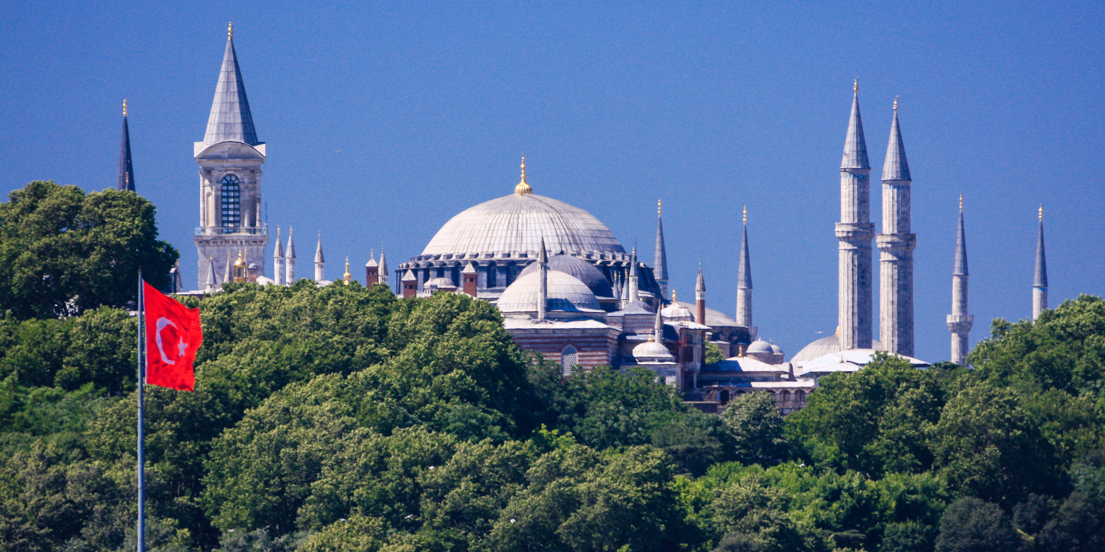 Die Hagia Sophia in einem Wald von Minaretten...