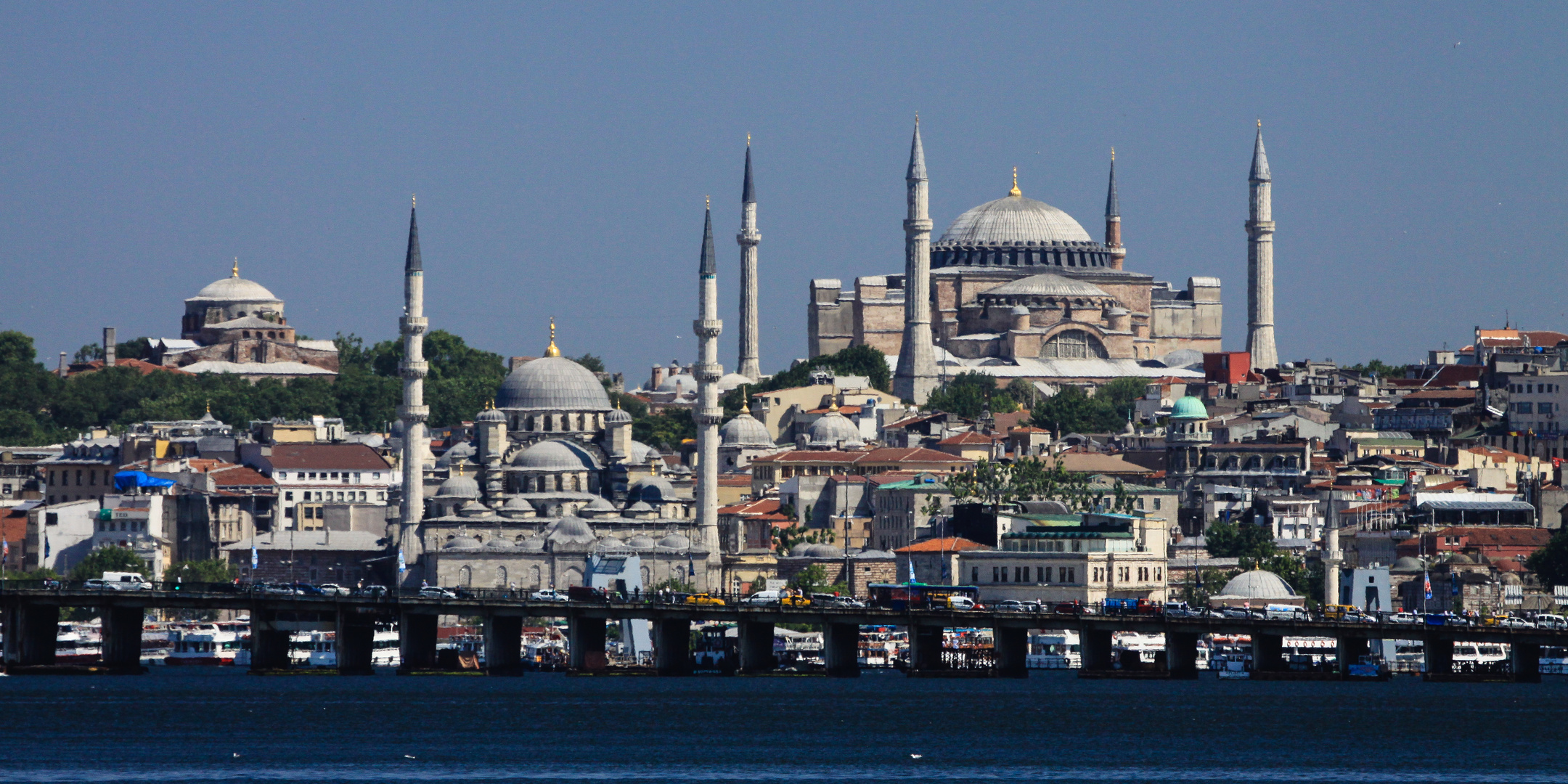 Die Hagia Sophia mit der Atatürk-Brücke...