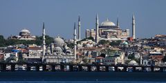 Die Hagia Sophia mit der Atatürk-Brücke...