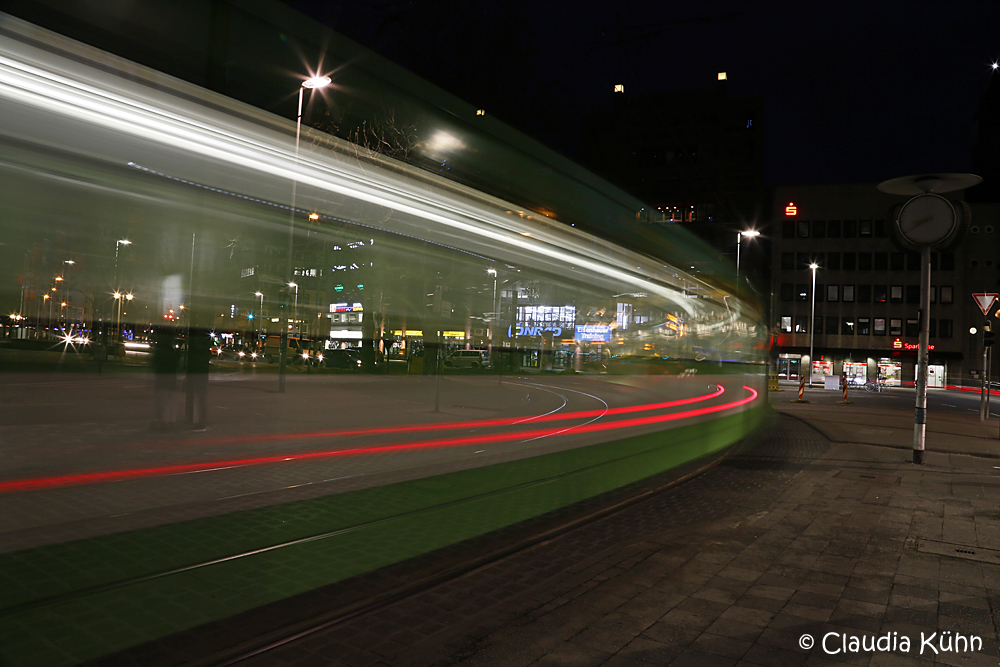 Die halbtransparente Straßenbahn