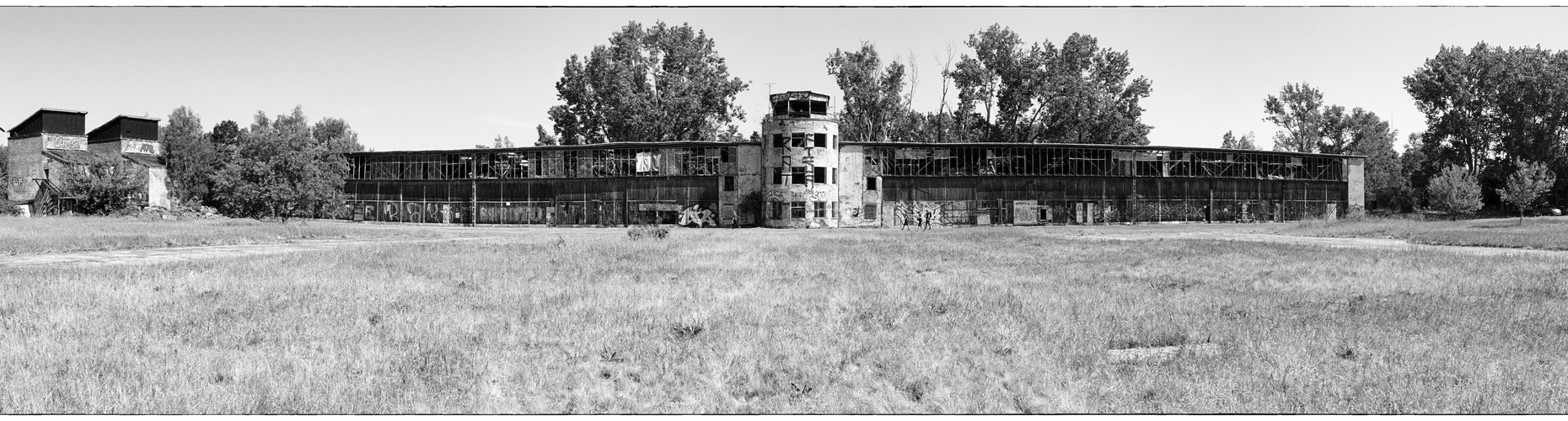 Die Hallen und der Tower am ehemaligen Flugplatz Rangsdorf 