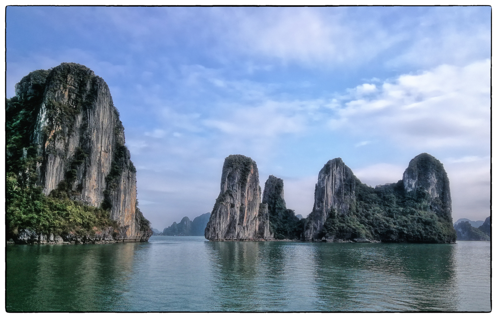 DIE HALONG-BUCHT ...