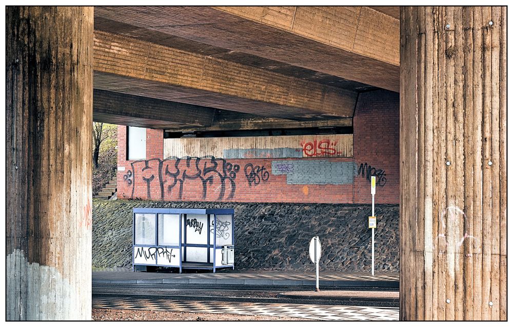 Die Haltestelle unter der Brücke Foto & Bild | architektur, reportage ...