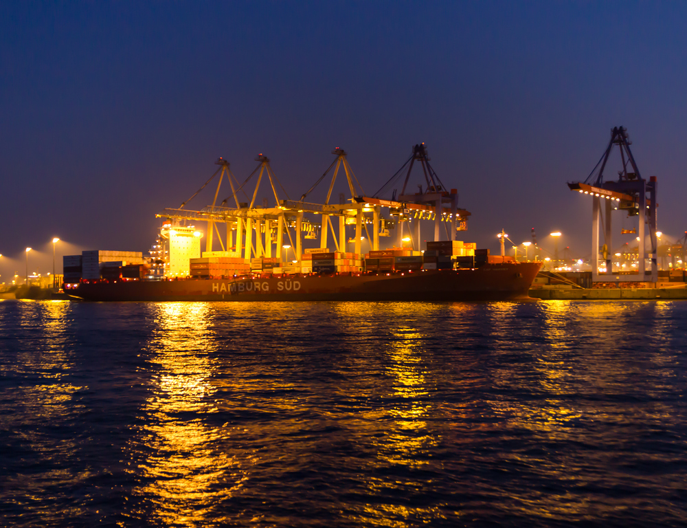 Die Hamburg Süd beim Beladen im Hamburger Hafen