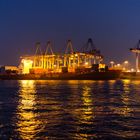 Die Hamburg Süd beim Beladen im Hamburger Hafen