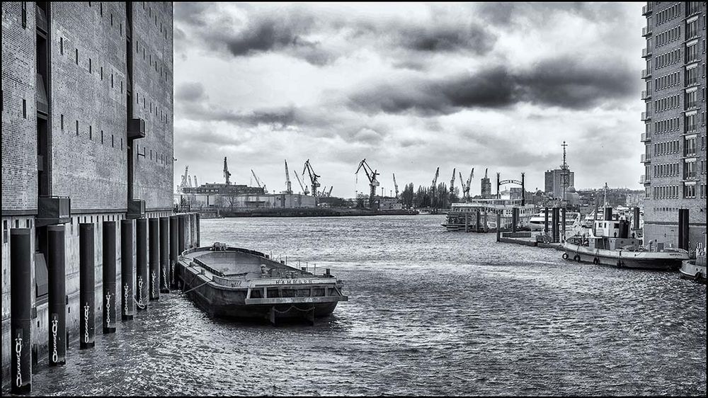 Die Hamburg und die Elphie beim Rendezvous ...