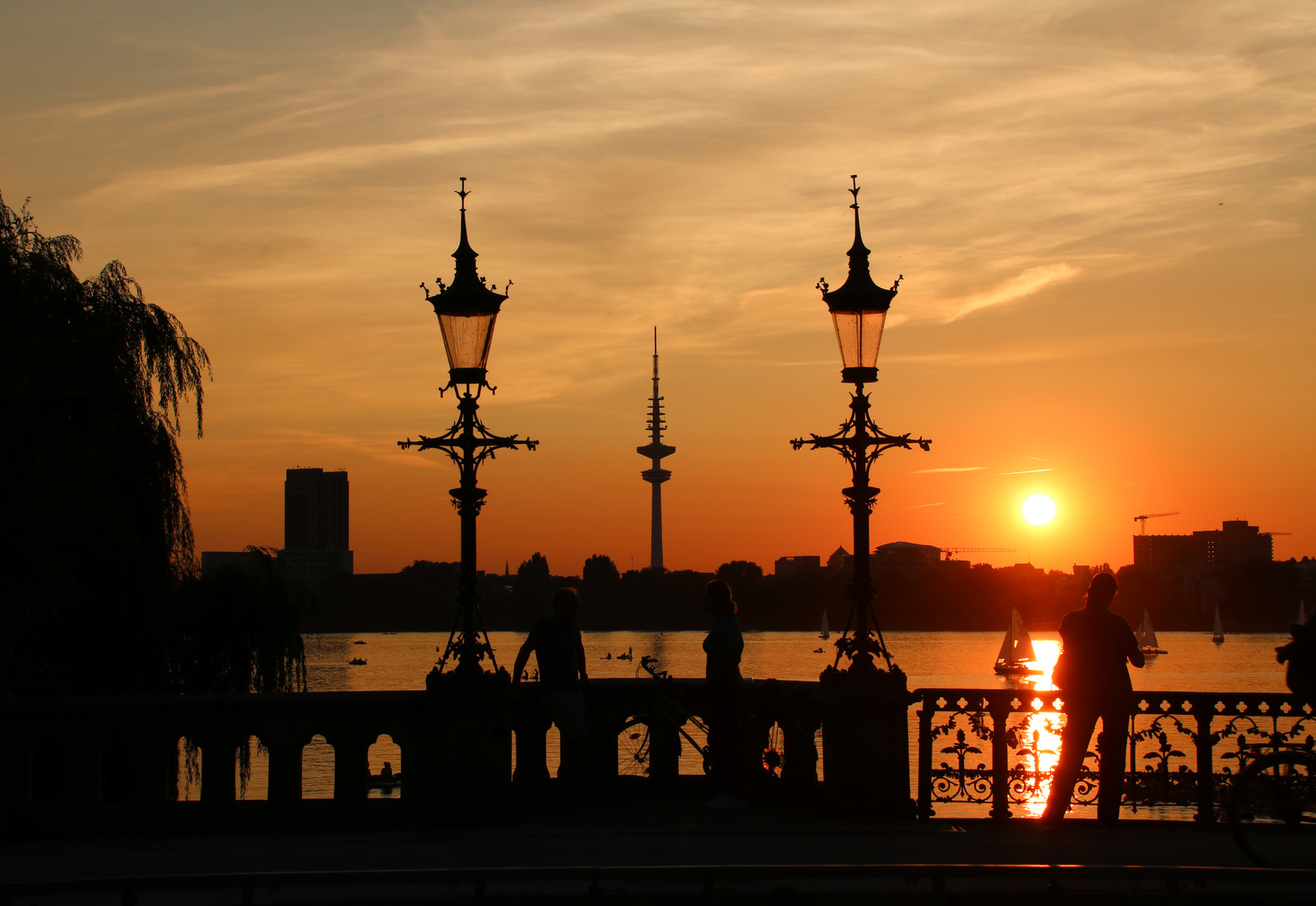 Die Hamburger Außenalster im Sonnenuntergang