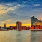 Die hamburger Elbphilharmonie bei Sonnenaufgang