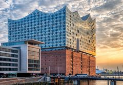 DIE HAMBURGER ELBPHILHARMONIE IM ABENDLICHT AUGUST 2017