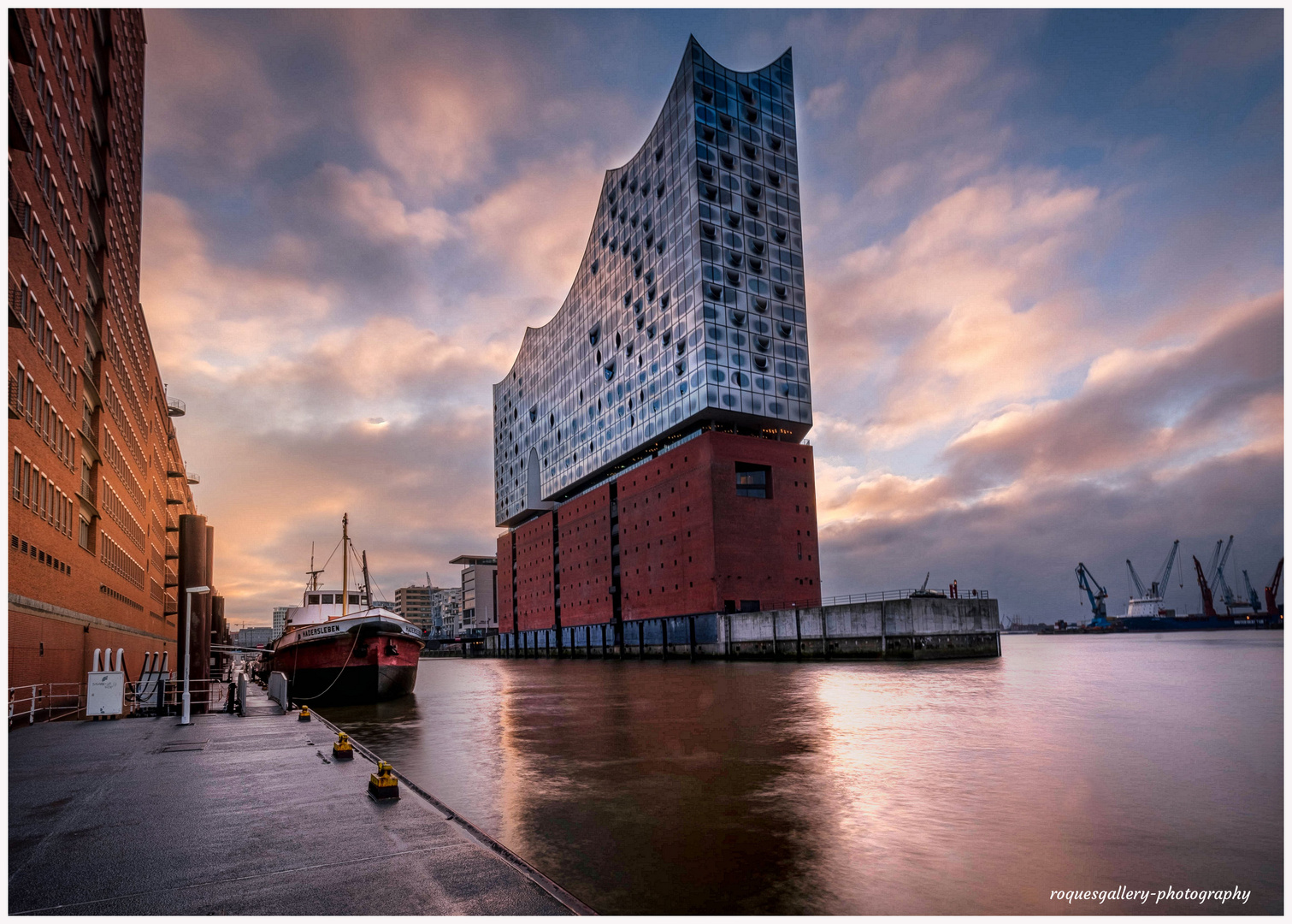 Die Hamburger Elbphilharmonie in Wagnerischer Gestaltung.... 