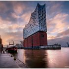 Die Hamburger Elbphilharmonie in Wagnerischer Gestaltung.... 