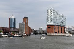 Die Hamburger Hafencity mit Elbphilharmonie am Hafengeburtstag 2023