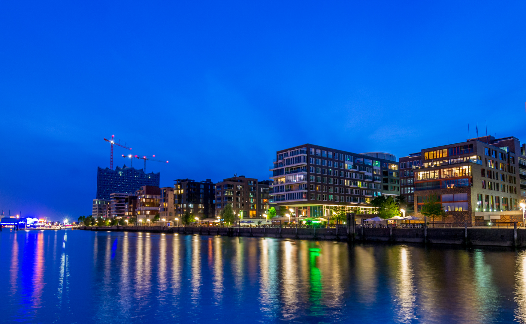 Die Hamburger Hafencity zur blauen Stunde II