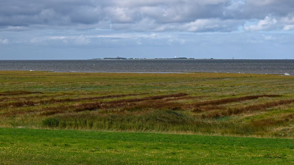 Die Hamburger Inseln Neuwerk und Scharhörn bei Hochwasser, von Cuxhaven-Duhnen aus gesehen.