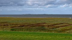 Die Hamburger Inseln Neuwerk und Scharhörn bei Hochwasser, von Cuxhaven-Duhnen aus gesehen.