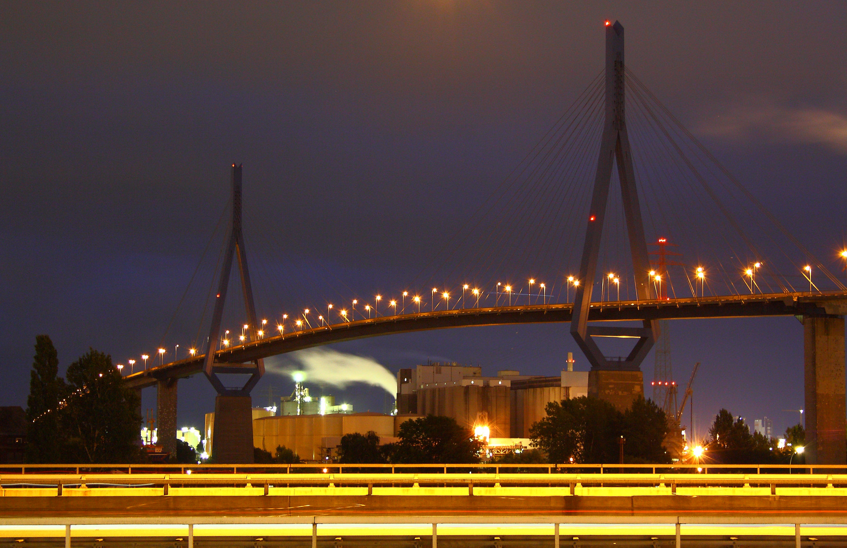 Die Hamburger Köhlbrandbrücke bei Nacht