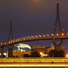 Die Hamburger Köhlbrandbrücke bei Nacht