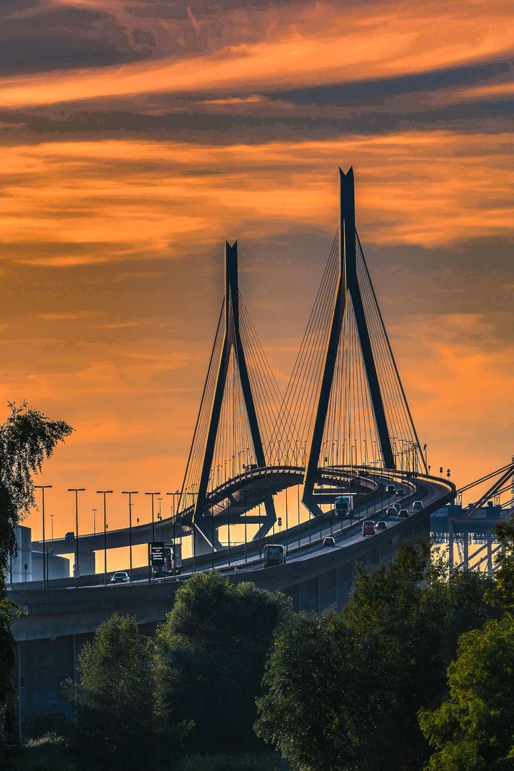 Die Hamburger Köhlbrandbrücke im Abendlicht