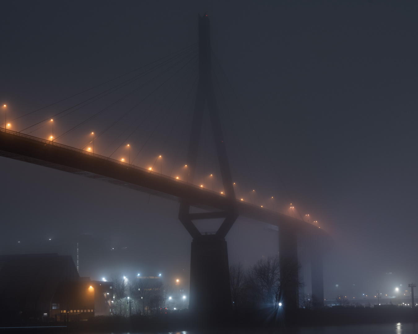 Die Hamburger Köhlbrandbrücke im Nebel