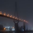 Die Hamburger Köhlbrandbrücke im Nebel