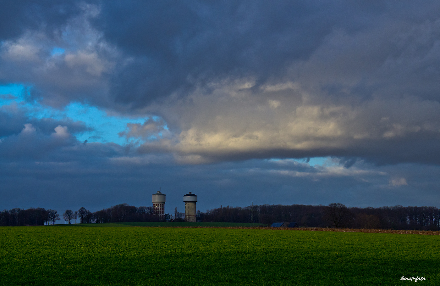 Die-Hammer-Wassertürme--nach-einem-Regenschauer-im-abendlichen-Licht.