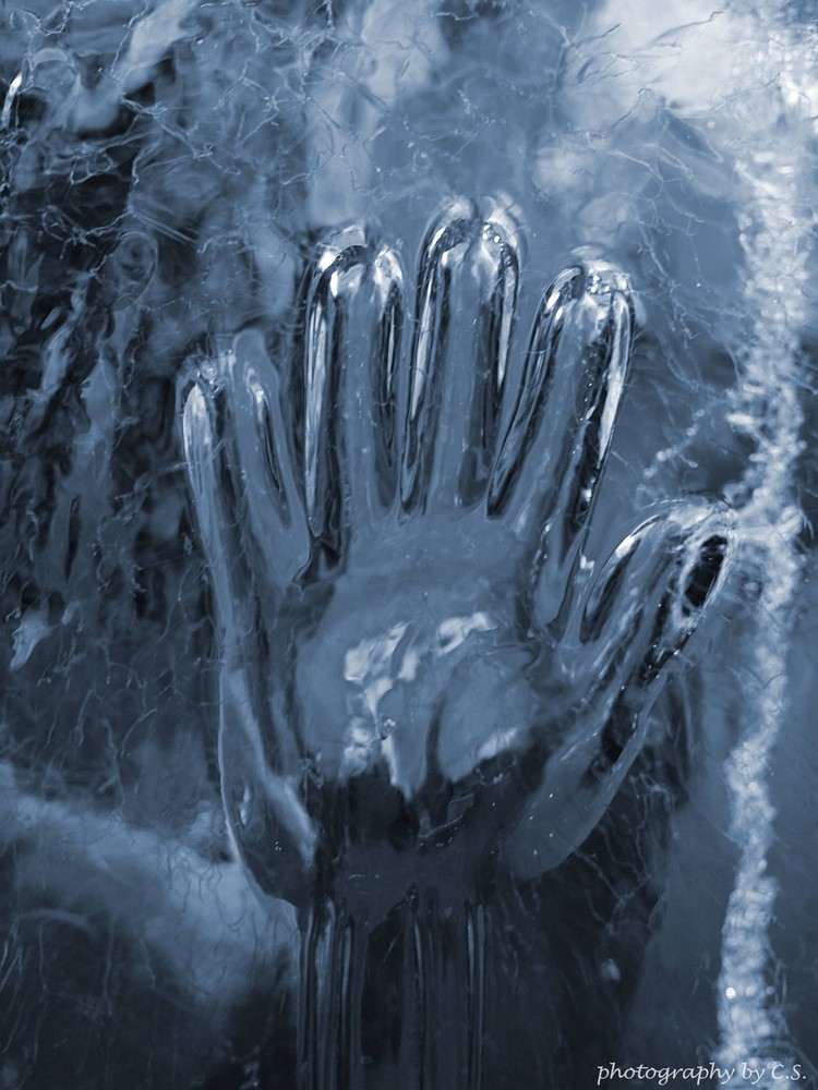 die Hand aus dem Eis II