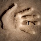 Die Hand der Braut im Sand 