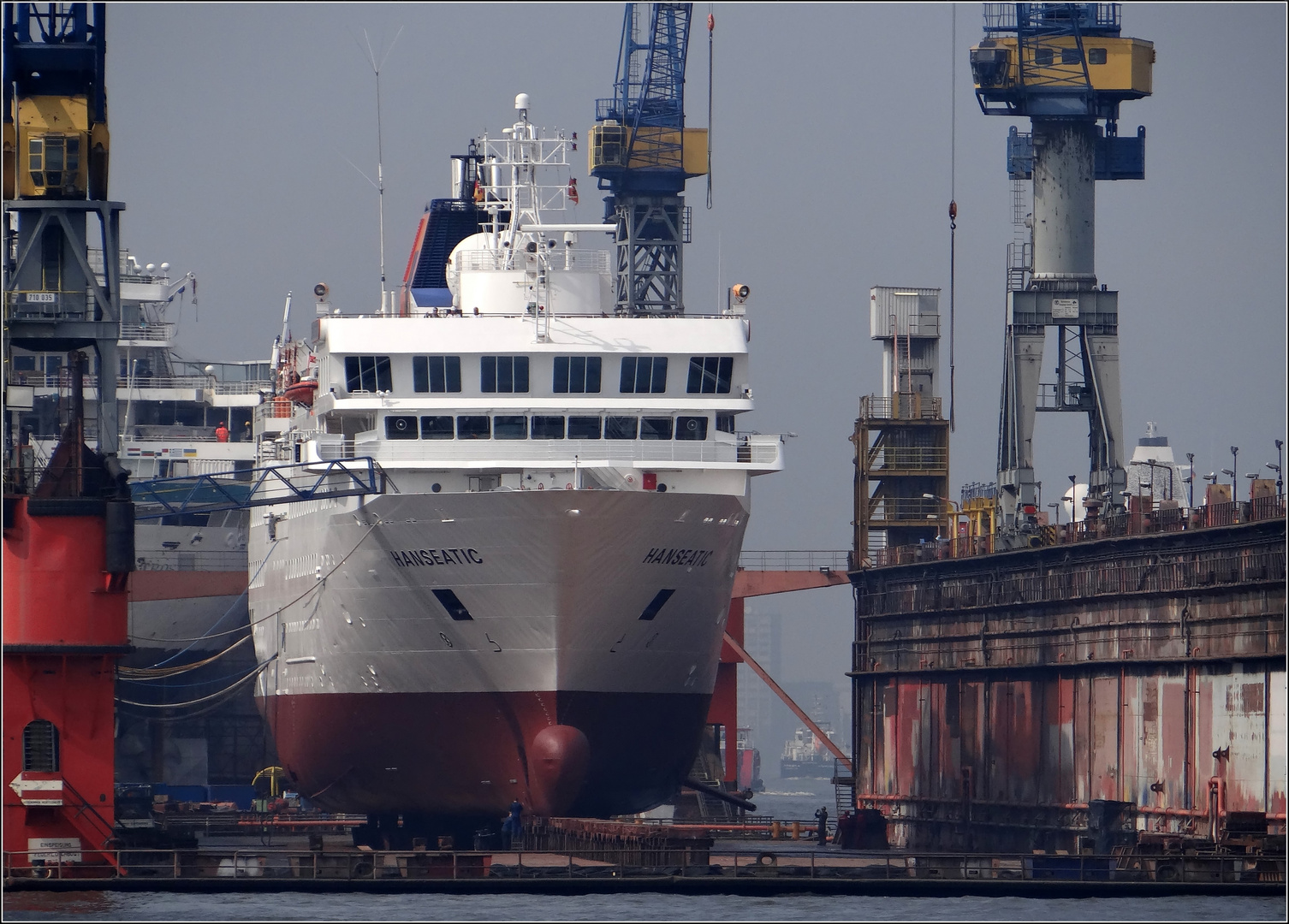 die "HANSEATIC"  im Dock und der Fotograf