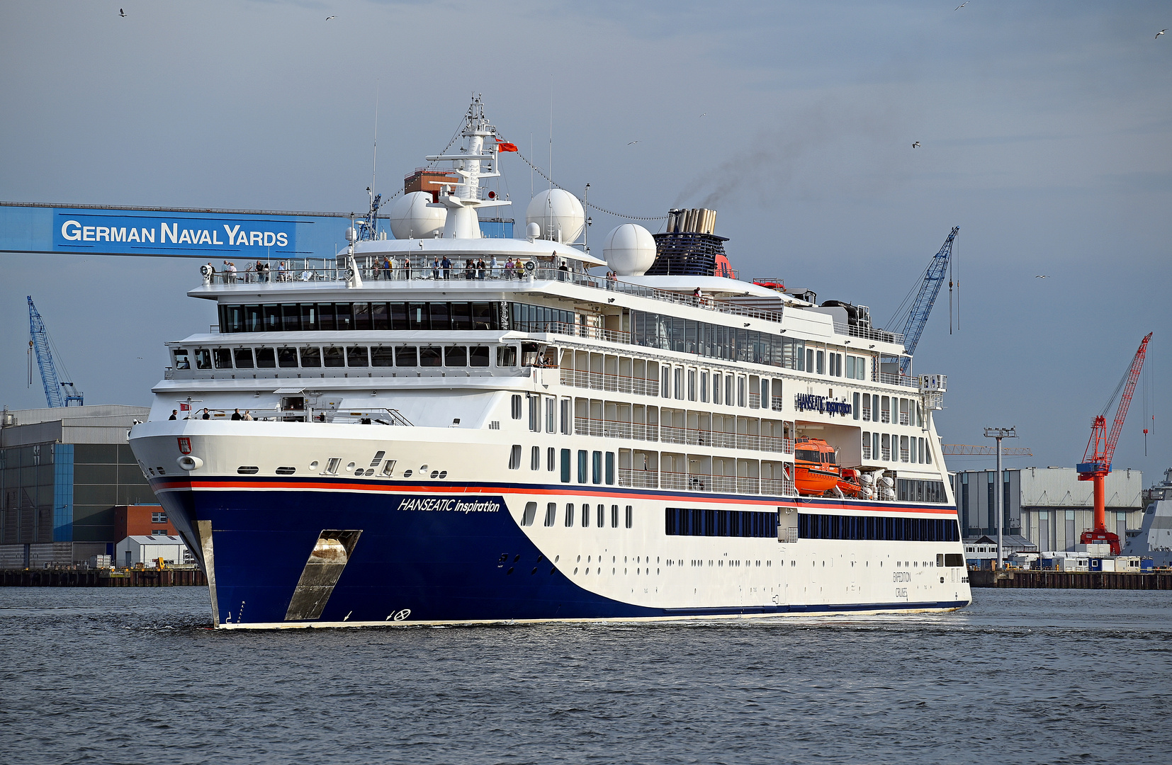 Die HANSEATIC INSPIRATION verlässt den Kieler Hafen