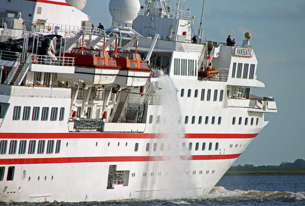 Die Hanseatic mit auslaufendem Swimmingpool........