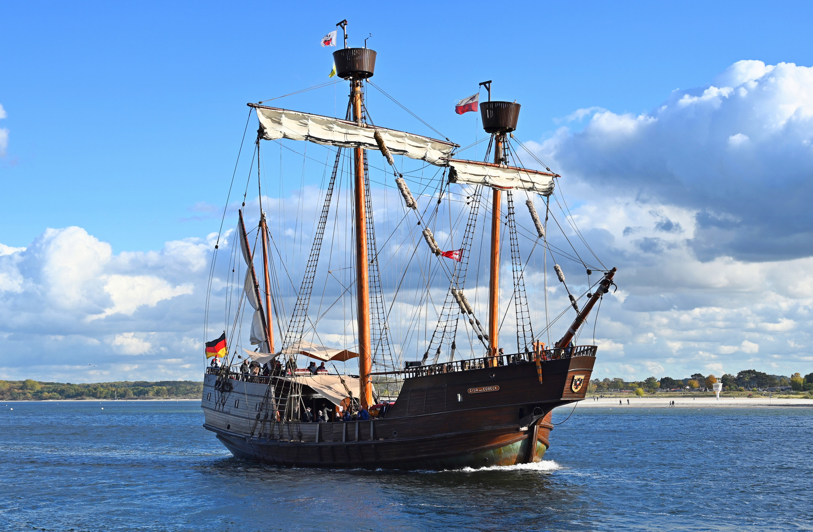 Die Hansekogge LISA VON LÜBECK bei Travemünde