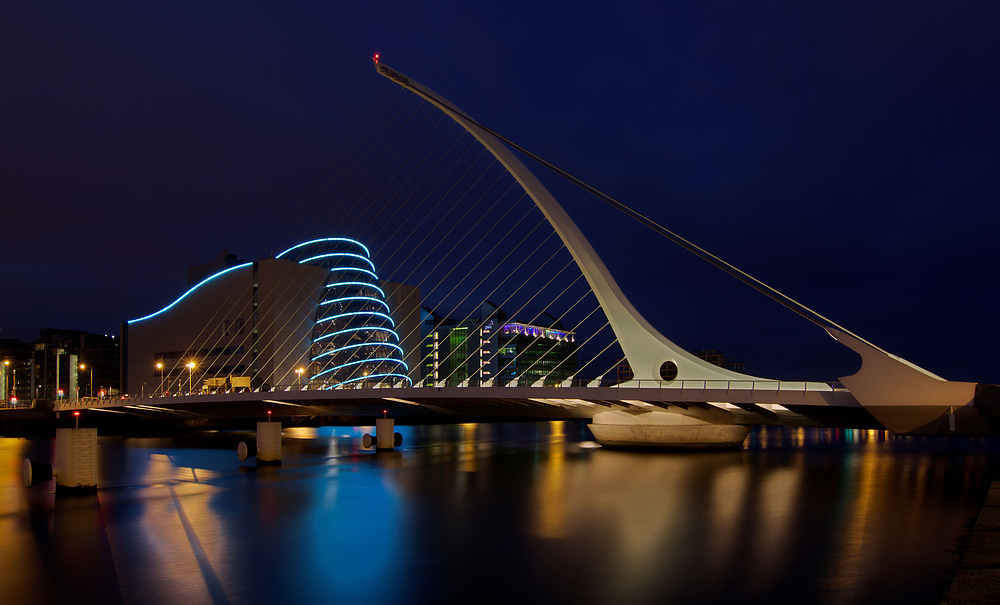 Die Harfe bei Nacht - eine Brücke in Dublin