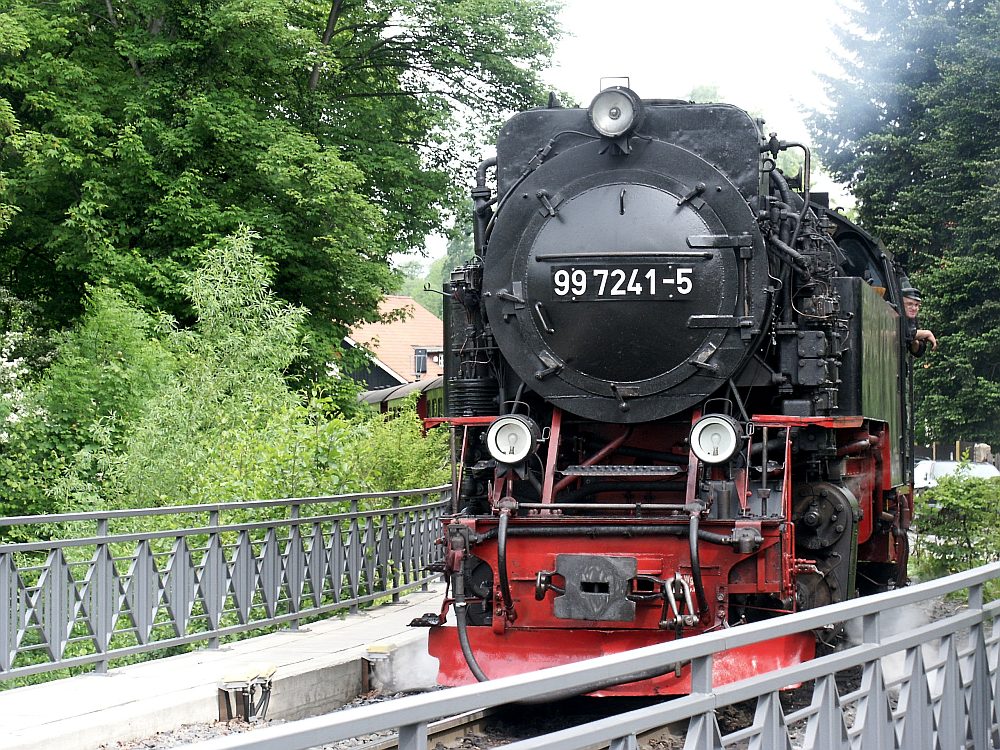 Die Harzer Schmalspurbahn bei ihrer Ausfahrt aus Wernigerode