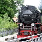 Die Harzer Schmalspurbahn bei ihrer Ausfahrt aus Wernigerode