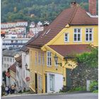 Die Hausnummer 1 einer steilen Straße in Bergen - en passant #34