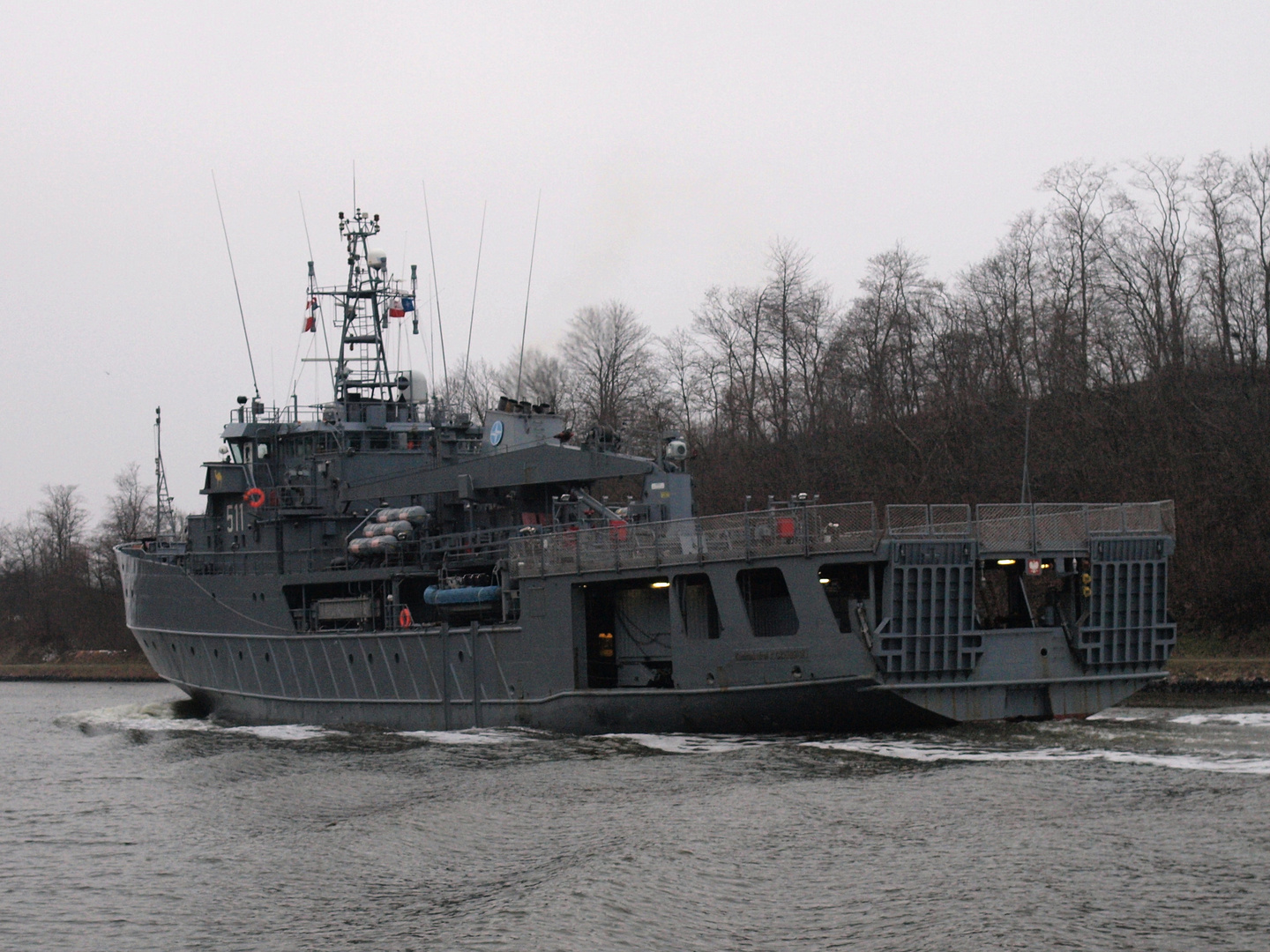 Die Heckansicht vom polnischen Marineschiff ORP CZERNICKI