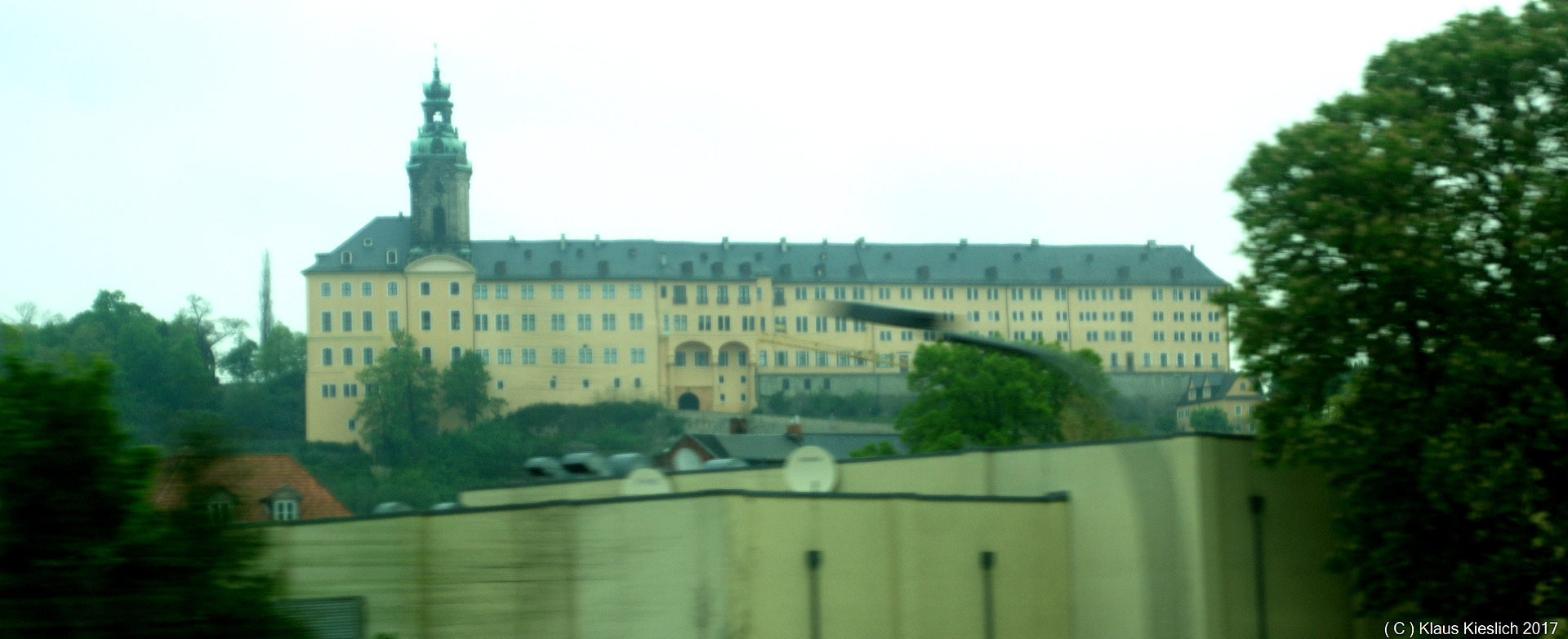 Die Heidecksburg in Rudolstadt....Aufnahme aus dem fahrenden Zug