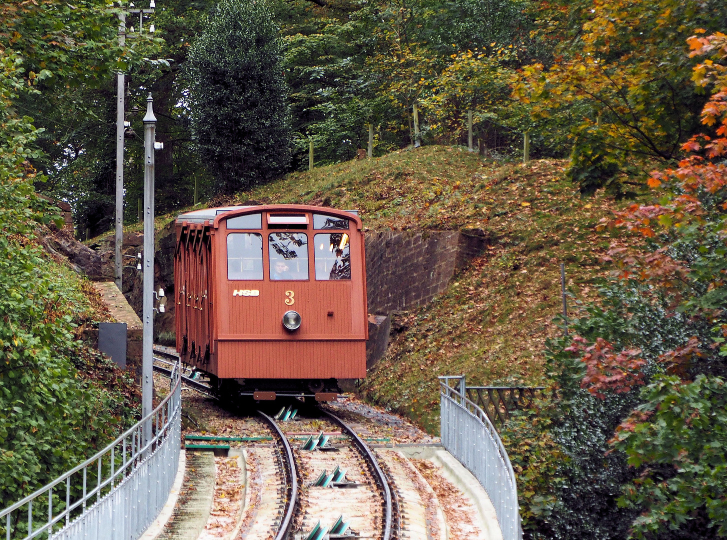 Die Heidelberger Bergbahn rast um die Ecke 