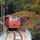 Die Heidelberger Bergbahn rast um die Ecke 