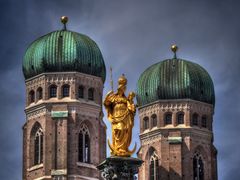 Die heilige Frau vor der Frauenkirche