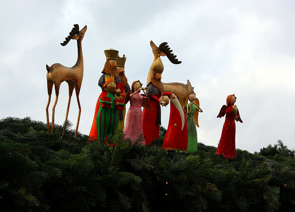 Die heiligen vier Könige mit Engel und Weihnachtsmann?!?