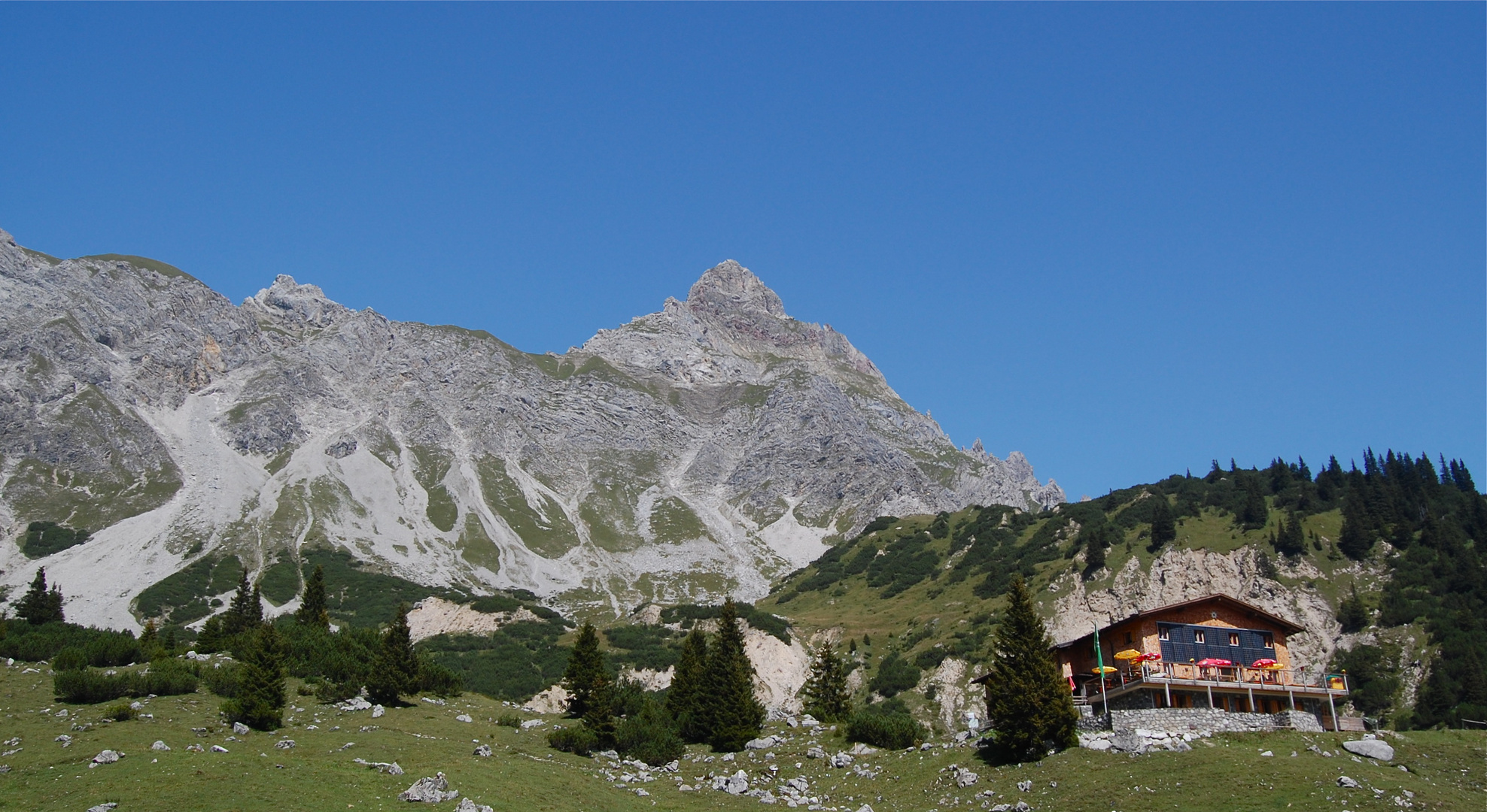 Die Heinrich-Hueter-Hütte und immer noch keine Wolke am Himmel…