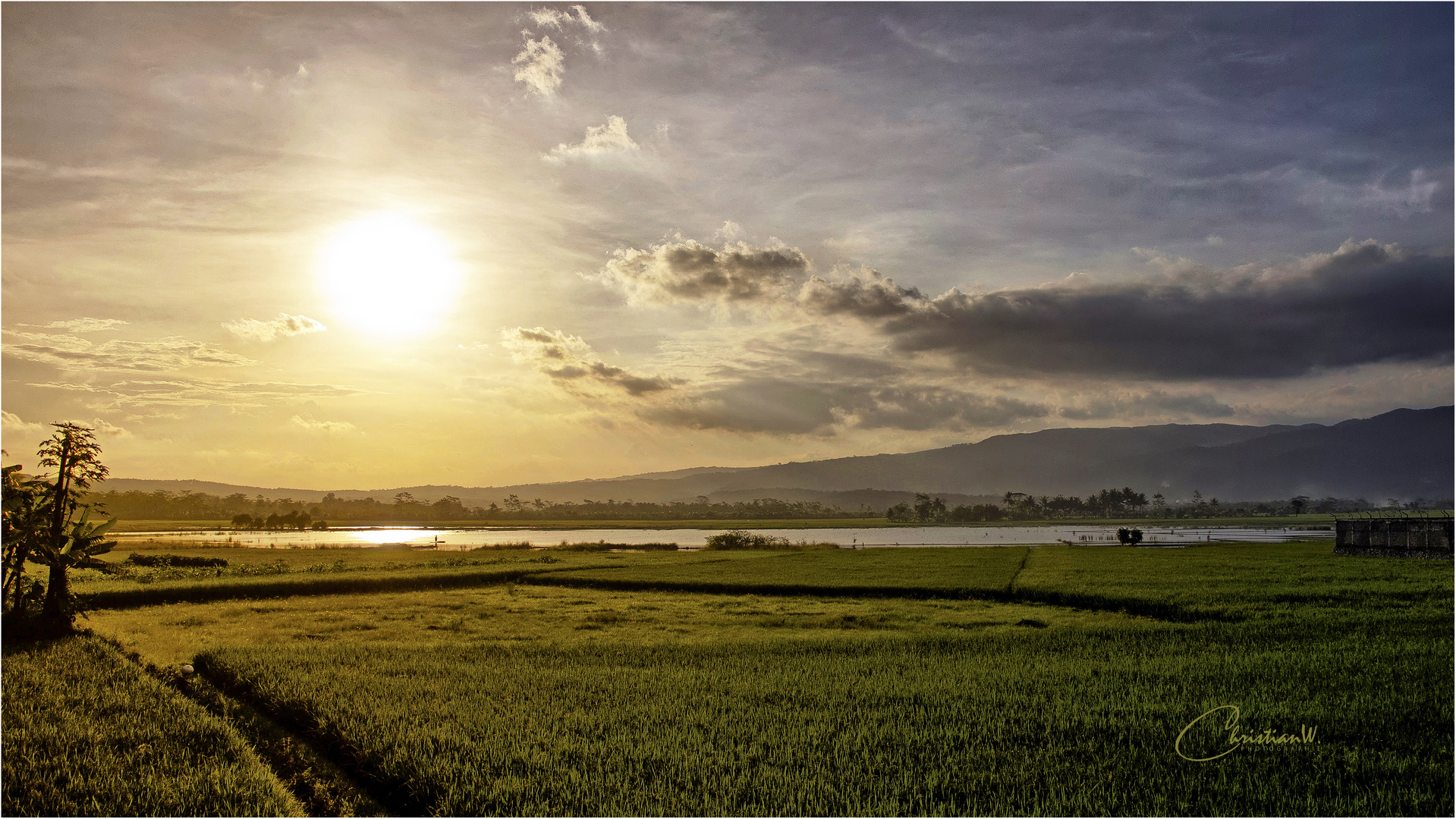 die heiße Abendsonne auf Java