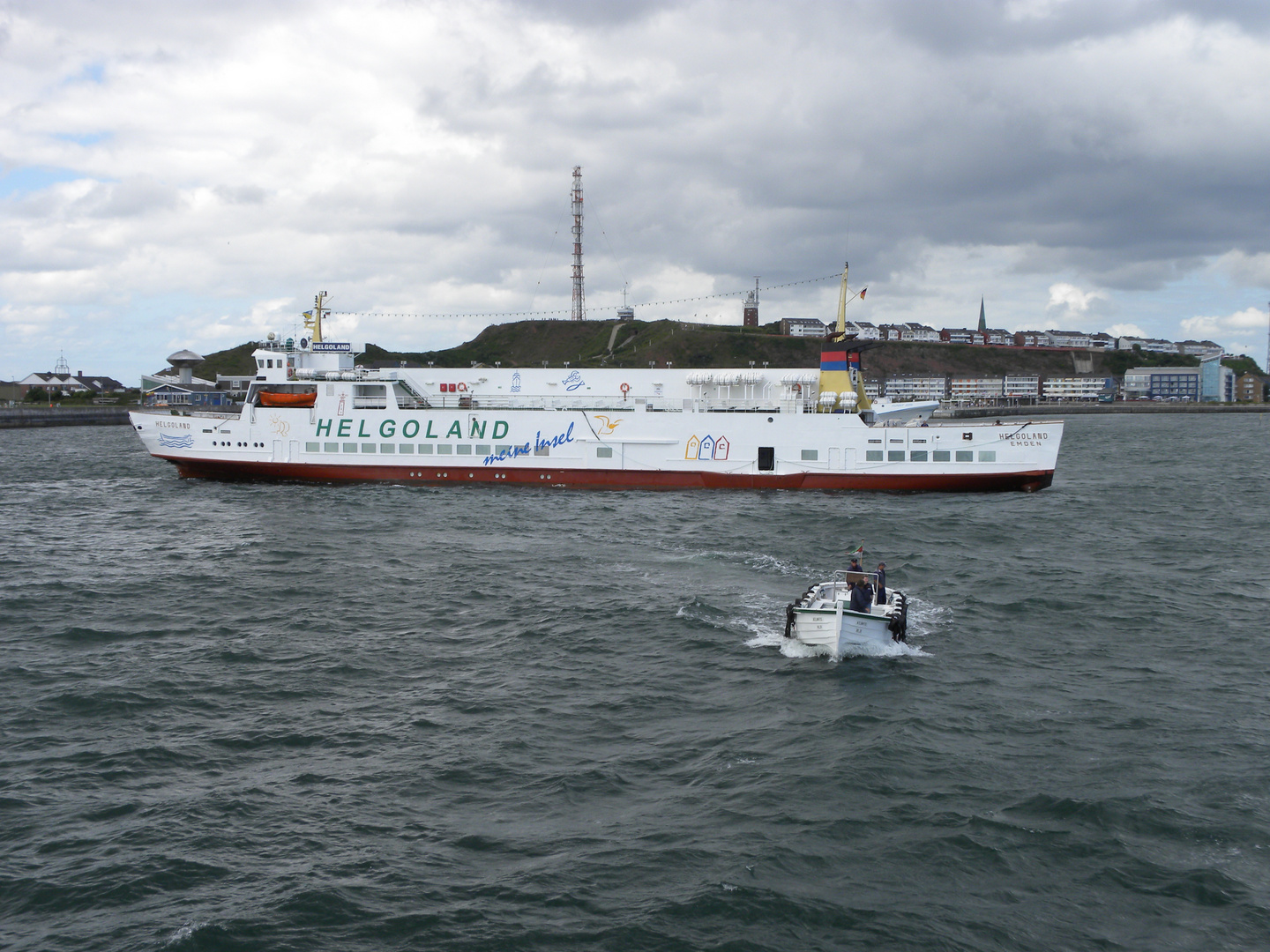 Die "HELGOLAND" vor Helgoland