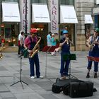 Die Helmpflicht für Straßenmusiker gilt nun auch für den Graben