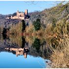 Die Henneburg hoch oben über dem Main 