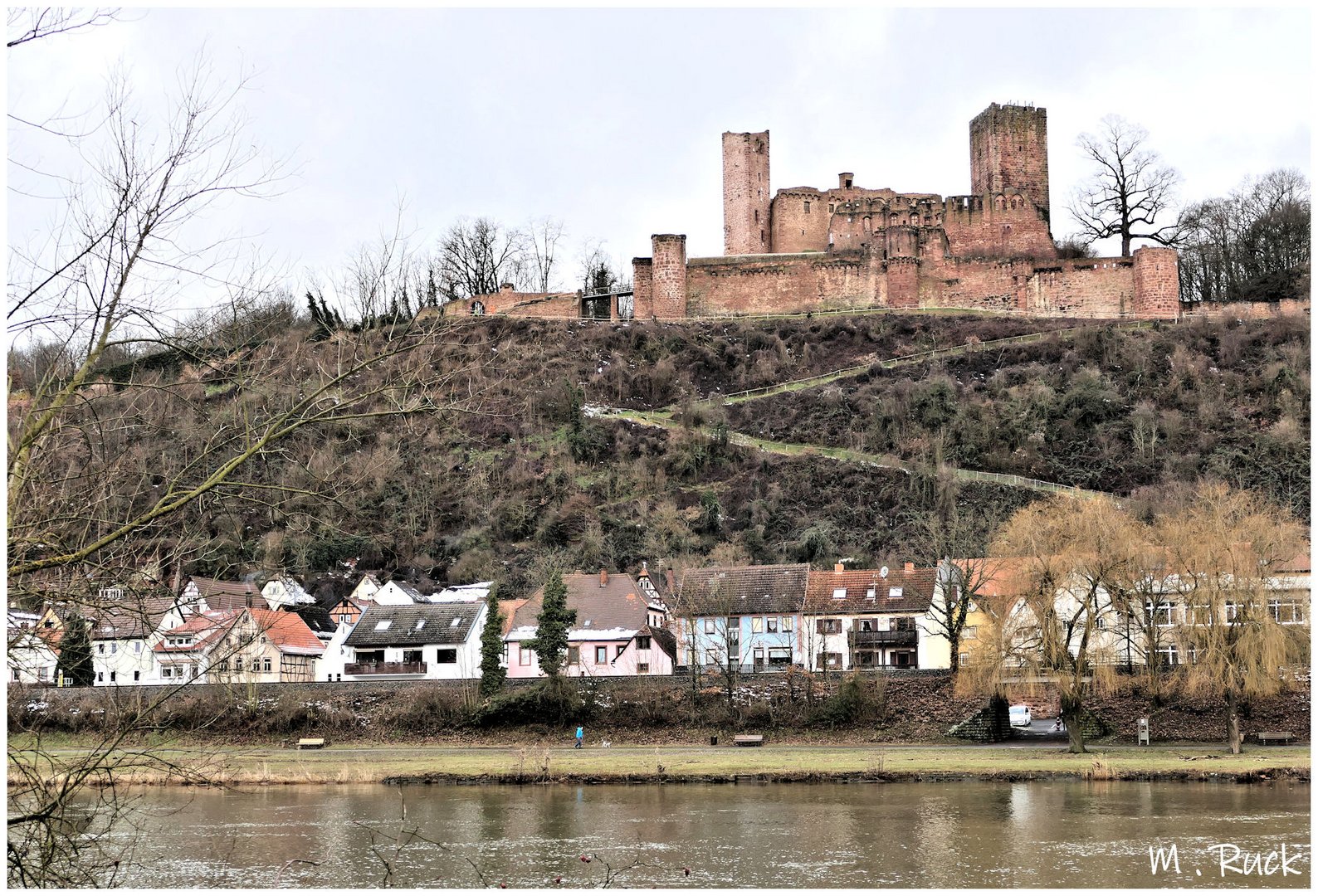 die Henneburg hoch über dem Main ,