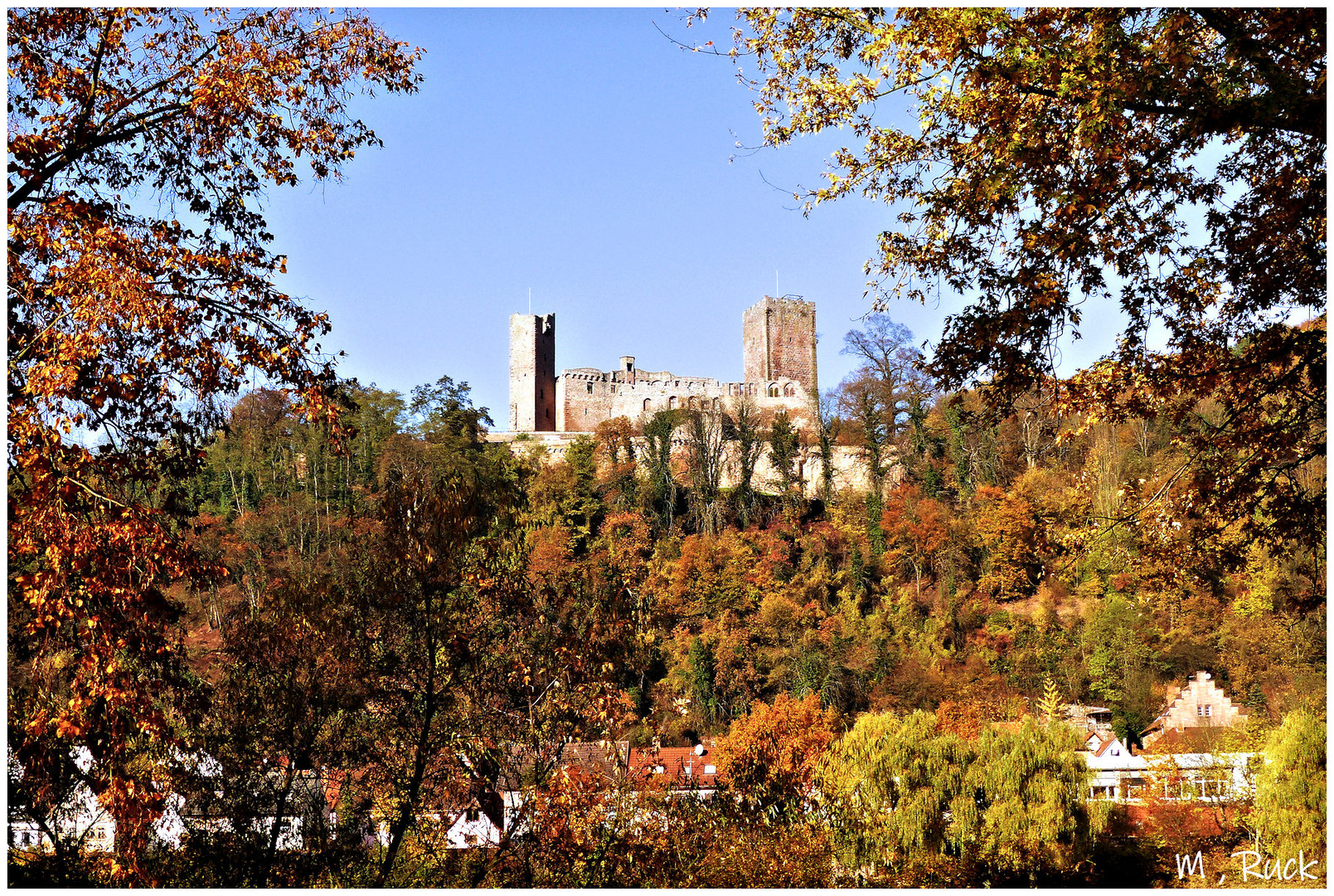 Die Henneburg im Maintal vor einem sonnigen Herbsttag 2021